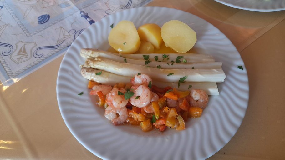 Spargel mit Salzkartoffeln und frischen Büsumer Krabben