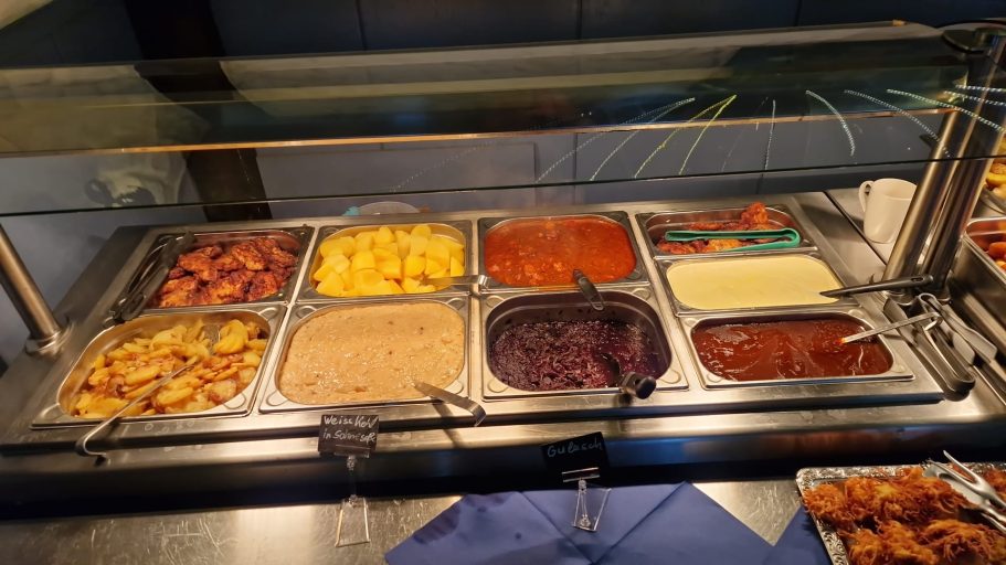 Frisches Gemüse verschiedene Kartoffelgerichte und leckere hausgemachte Soßen.