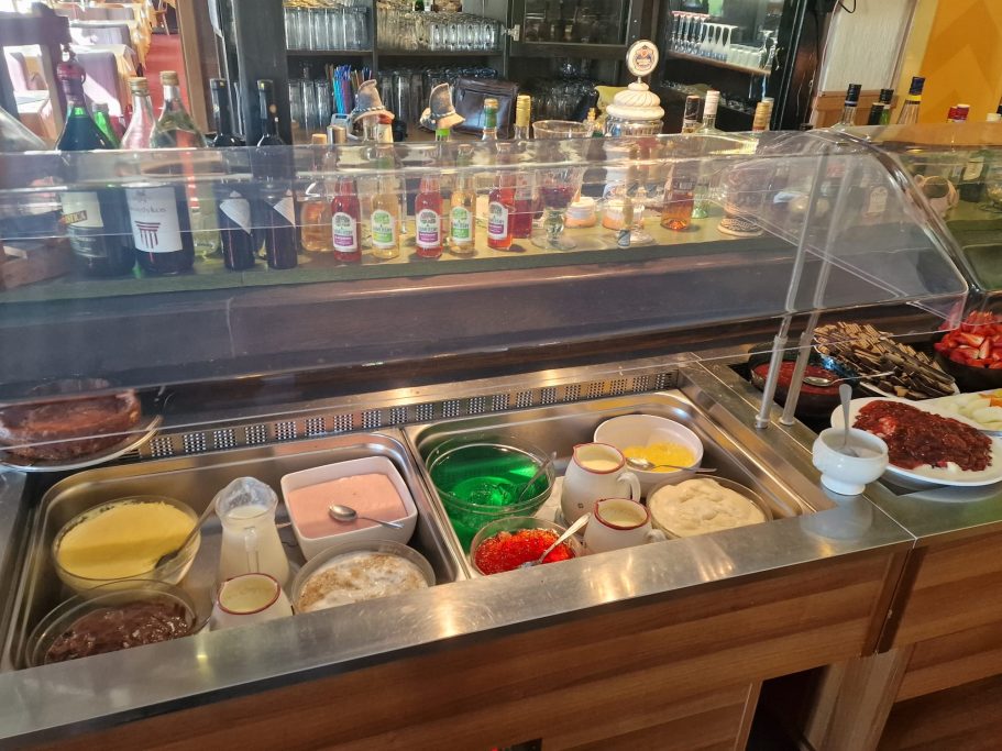 Unser Nachtisch: Wackelpudding, Joghurt und vieles mehr.