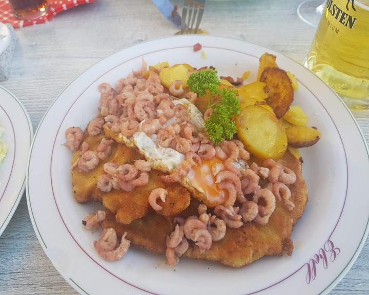 Schnitzel mit Bratkartoffeln & frischen Büsumer Krabben Schnitzel mit Bratkartoffeln & frischen Büsumer Krabben