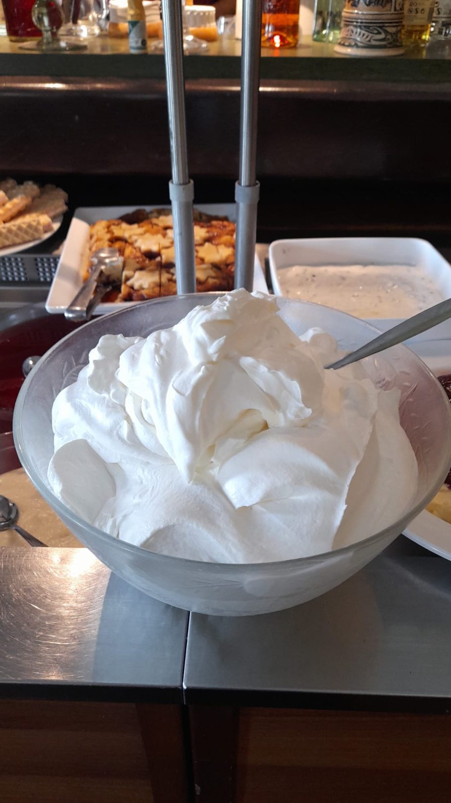 Schlagsahne frisch geschlagen zum Dessert